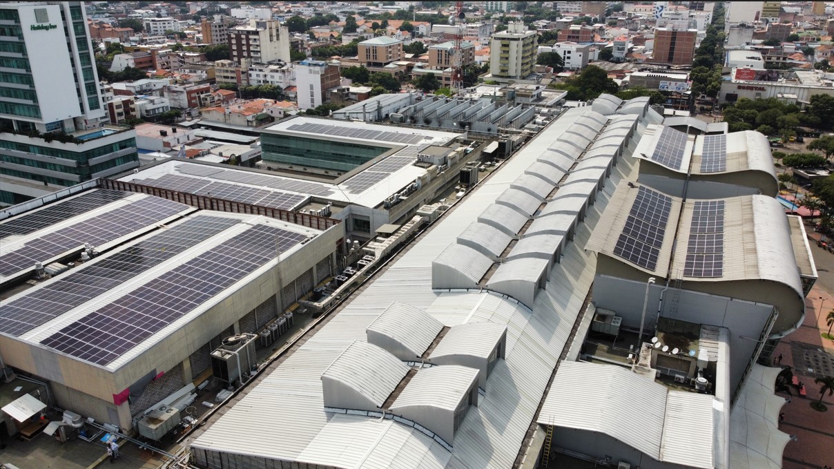 Paneles solares instalados en Centro Comercial Ventura Plaza