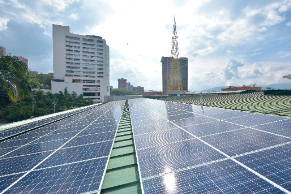El Parque Comercial El Tesoro se convirtió en el primer cliente en emplear la solución de energía solar de EPM. 