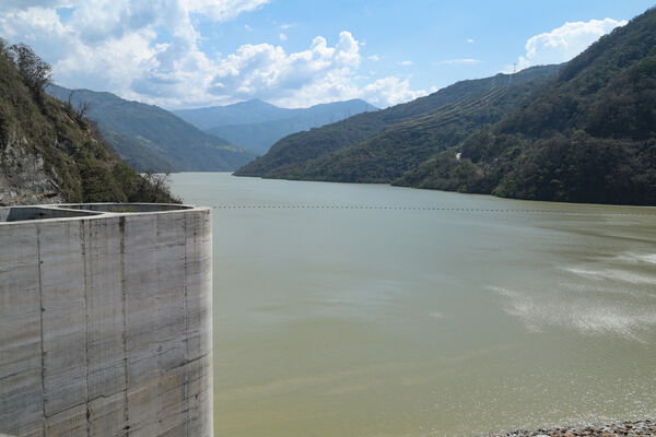 En la madrugada de este lunes 7 de mayo se produjo un nuevo derrumbe, lo que ocasionó un taponamiento total en el túnel de desviación del río Cauca.