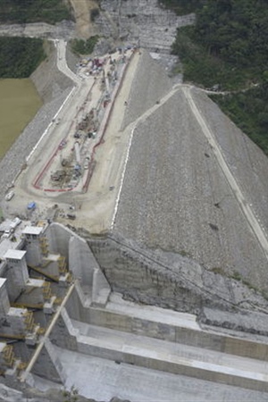 Desde horas de la mañana de este lunes 21 de mayo se comenzó a observar una descarga de agua por el túnel de desviación derecho del proyecto Hidroituango. 