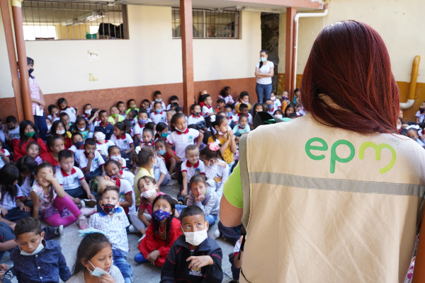 Entrega de paquetes escolares a cerca de 23 mil niños por parte de EPM