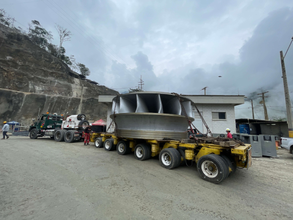 Camiones y personas con implementos para la construcción de Hidroituango 