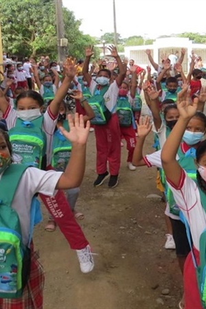 EPM y el proyecto hidroeléctrico Ituango entregan 23 mil paquetes escolares a los niños de primaria de las veredas y zona urbana de los 12 municipios del área de influencia.