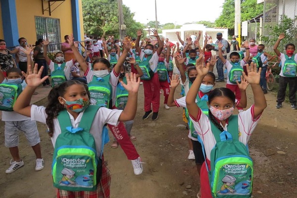 EPM y el proyecto hidroeléctrico Ituango entregan 23 mil paquetes escolares a los niños de primaria de las veredas y zona urbana de los 12 municipios del área de influencia.