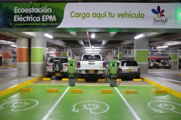 Este miércoles 7 de marzo entraron en operación tres nuevas Ecoestaciones de EPM para la carga pública lenta de vehículo eléctricos.