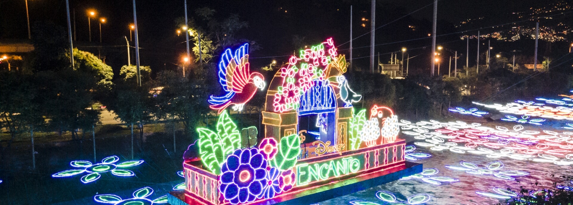 Parque decorado con luces navideñas